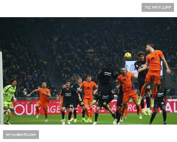 特写：萨勒尼塔纳训练基地外，球迷通宵悬挂鼓励标语